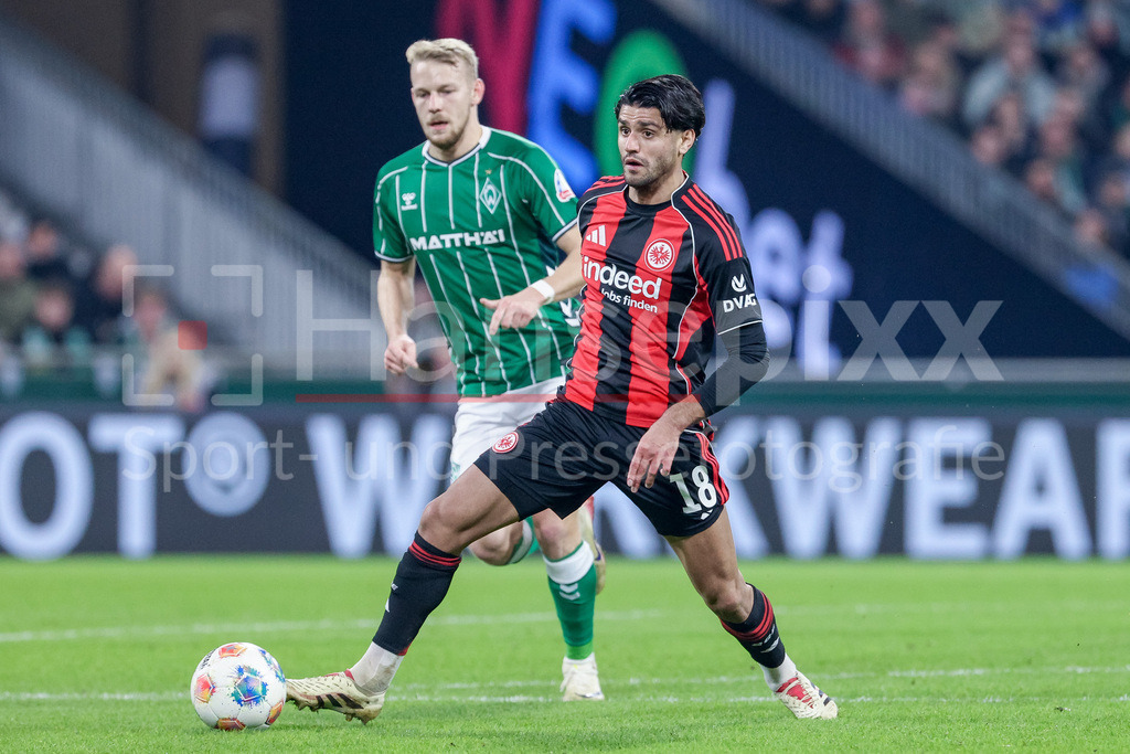 Fussball, Bundesliga, SV Werder Bremen - Eintracht Frankfurt | Mahmoud Dahoud (Mo, Eintracht Frankfurt, 18) am Ball, Einzelbild, Ganzkörper, Aktion, Action, Spielszene, DIE DFL-RICHTLINIEN UNTERSAGEN JEGLICHE NUTZUNG VON FOTOS ALS SEQUENZBILDER UND/ODER VIDEOÄHNLICHE FOTOSTRECKEN. DFL REGULATIONS PROHIBIT ANY USE OF PHOTOGRAPHS AS IMAGE SEQUENCES AND/OR QUASI-VIDEO.