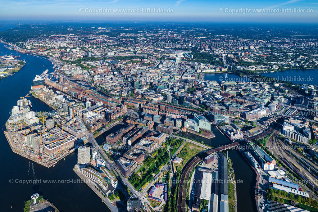 Hamburg_Hafencity_ELS_9824070923 | HAMBURG 07.09.2023 Gebäude, Straßen und Kanäle der Hafencity und Speicherstadt in Hamburg, Deutschland. // Buildings, streets and canals of the Hafencity and Speicherstadt in Hamburg, Germany. Foto: Martin Elsen