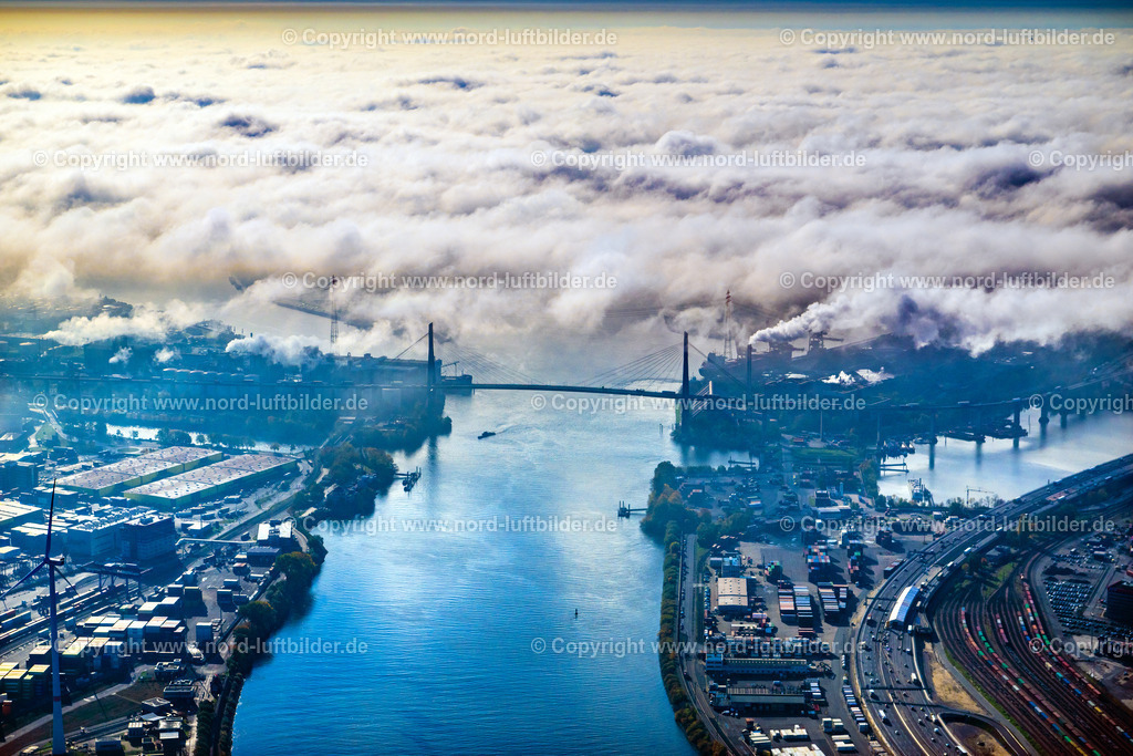 Hamburg_Köhlbrandbrücke_ELS_4434241024 | HAMBURG 24.10.2024 Fluß - Brückenbauwerk einer Schrägseilbrücke " Köhlbrandbrücke " über dem Rugenberger Hafen im Ortsteil Steinwerder in Hamburg, Deutschland. Weiterführende Informationen bei: Freie und Hansestadt Hamburg Landesbetrieb Straßen, Brücken und Gewässer,  HPA Hamburg Port Authority,  Ingenieurbüro GRASSL GmbH. // River - bridge construction Koehlbrandbruecke on Koehlbrandbrueckenlauf over the port Rugenberger Hafen in the district Steinwerder in Hamburg, Germany. Further information at: Freie und Hansestadt Hamburg Landesbetrieb Strassen, Bruecken und Gewaesser,  HPA Hamburg Port Authority,  Ingenieurbuero GRASSL GmbH. Foto: Martin Elsen