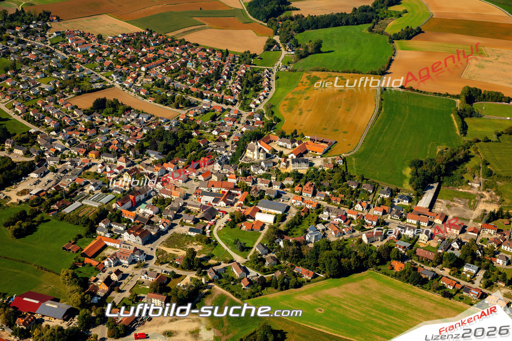 Das Luftbild zeigt : Pfaffenberg Mallersdorf-Pfaffenberg - Die Luftaufnahme wurde 2023 vom UL-Flugzeug aus erstellt ( keine Drohne ) - Hochauflösende Luftaufnahme - Für grossformatige Ausdrucke geeignet. Die Geschenkidee !Mit Lizenz und Bildrechte bestellbar