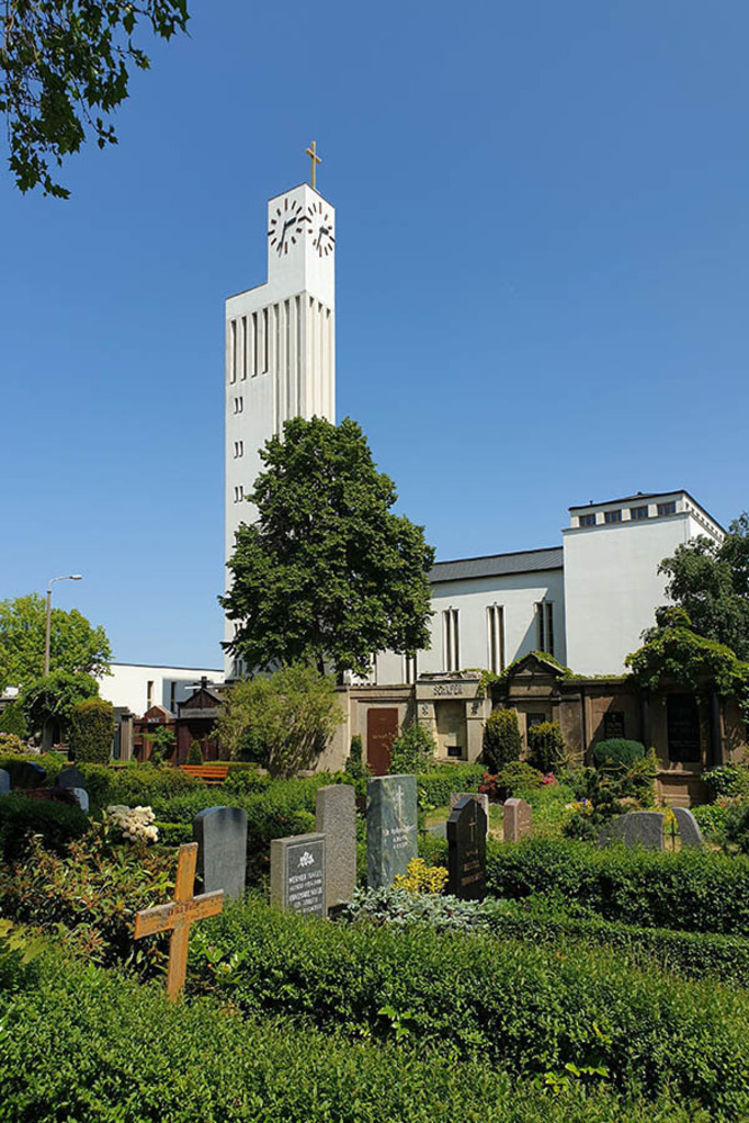 Versöhnungskirche - Blick vom Friedhof Gohlis | Entdecke über 20 Kategorien Leipzig-Motive: Foto-Downloads, hochwertige Poster, Leinwand- & Fine-Art-Prints. Jetzt Lieblingsfoto im Bildlexikon Leipzig Shop bestellen!