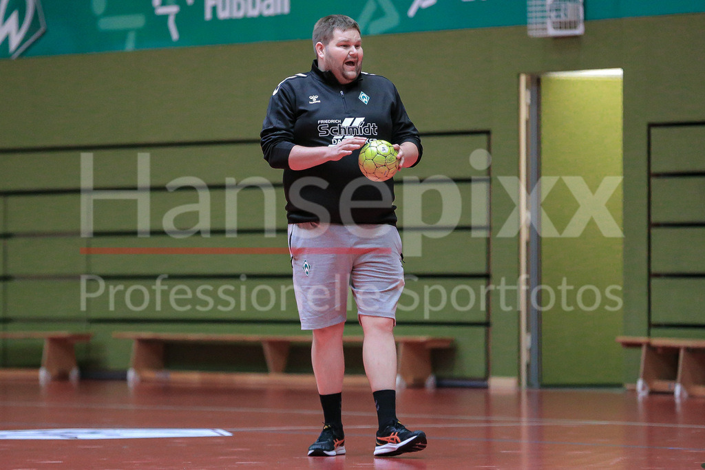 Handball, 2. Bundesliga Frauen, Training SV Werder Bremen | Timm Dietrich (Trainer, Cheftrainer, SV Werder Bremen) gibt Anweisungen