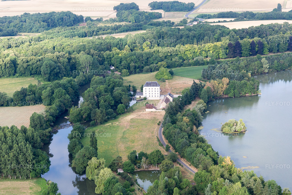 Aerial view: View of the town in Naveil in the state Loir et Cher, France. – Photo: IMG_101110.jpg taken on 06/24/2017 by Werner Riehm/FLY-FOTO.com – Resolution of the original: 5472 x 3648 px