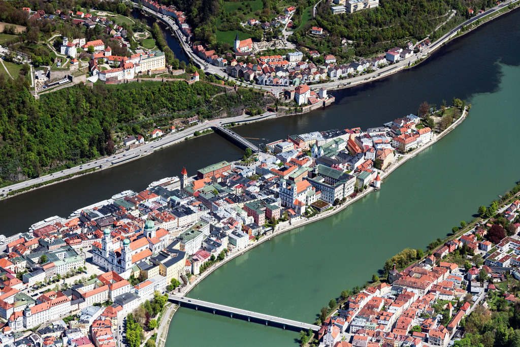 dr__0062491.jpg | PASSAU 09.05.2021 Altstadtbereich und Innenstadtzentrum der Drei-Flüsse-Stadt in Passau im Bundesland Bayern, Deutschland. // Old Town area and city center of Drei-Fluesse-Stadt in Passau in the state Bavaria, Germany. Foto: Daniel Reiter