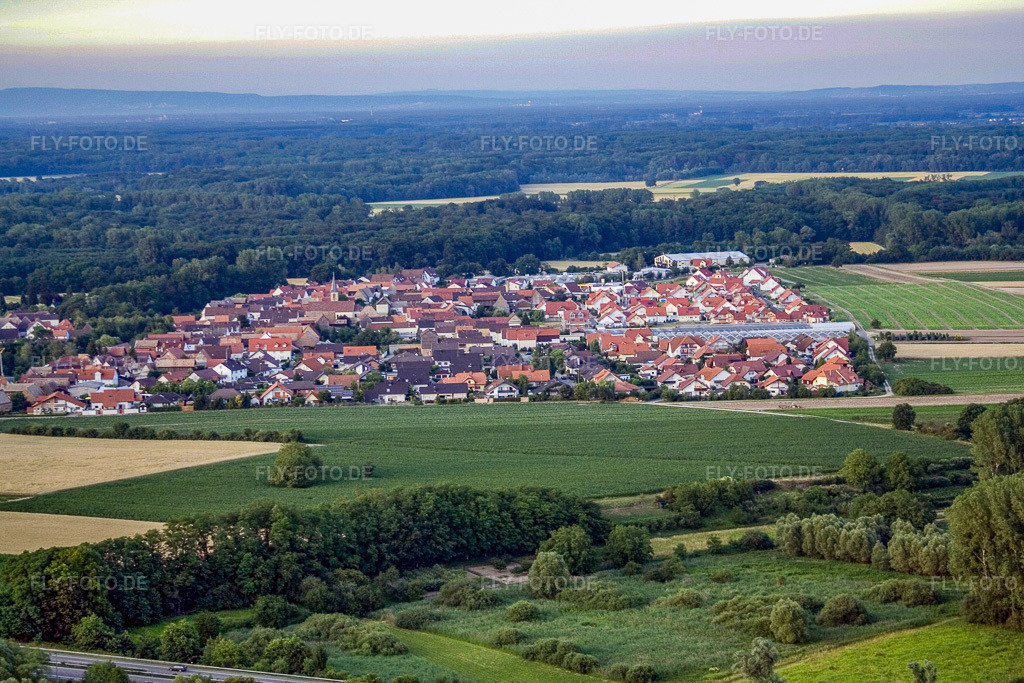 Luftbild: Dorf von Westen in Kuhardt im Bundesland Rheinland-Pfalz in Deutschland. Foto: IMG_3327.jpg vom 04.07.2006 durch Werner Riehm/FLY-FOTO.de