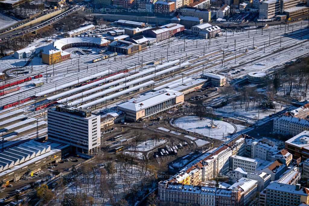 4043211 | WüRZBURG 13.02.2021 Winterlich schneebedeckte Gleisverlauf und Gebäude des Hauptbahnhofes der Deutschen Bahn im Ortsteil Altstadt in Würzburg im Bundesland Bayern, Deutschland. // Wintry snowy track progress and building of the main station of the railway in Wuerzburg in the state Bavaria, Germany. Foto: Gerhard Launer