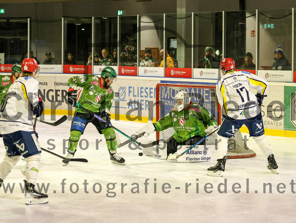 2023-12-26_013_TSV_Erding_gegen_ERV_Schweinfurt | Erding, Deutschland, 26.12.2023:
Eishockey, Bayernliga Vorrunde 2023 / 2024, 20. Spieltag, TSV Erding gegen ERV Schweinfurt, Endergebnis: 9:3

Rudolf Lorenz (Erding Gladiators, #91), Torwart Matthias Kipfelsberger (Erding Gladiators, #30), Sean-Alexander Fischer (ERV Schweinfurt, #17)

Foto: Christian Riedel / fotografie-riedel.net