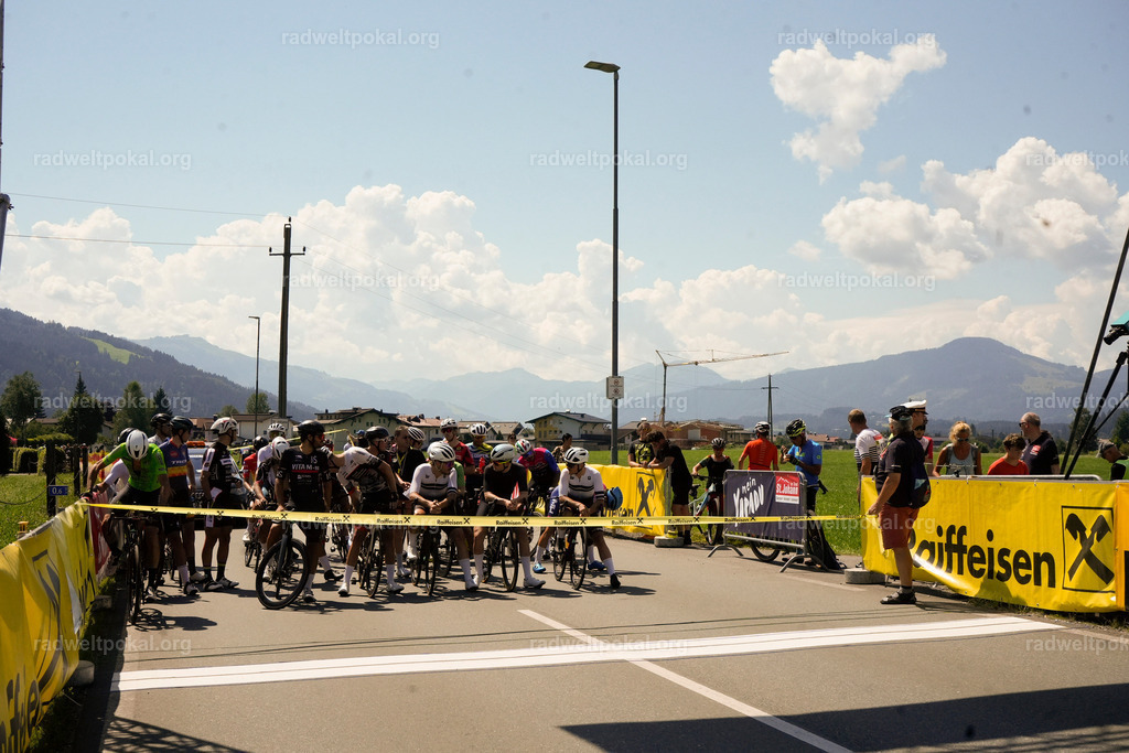 80_20230817_Bewerb_Maenner_Muehlanger | AUT - OESTERREICH, 2023-08-16: SPORT RENNRAD-FAHREN - 55. INTERNATIONALER RADWELTPOKAL IN ST. JOHANN IN TIROL  - Vintage-Radrennen mit WM-Bronze-Medaillen-Siegerin Christina Schweinberger, den Teilnehmer und Alexander Baumann (vom Orginastions-Team) - TAG 2 BEWERB MAENNER IN SECHS GRUPPEN  ; Foto: Roland Muehlanger