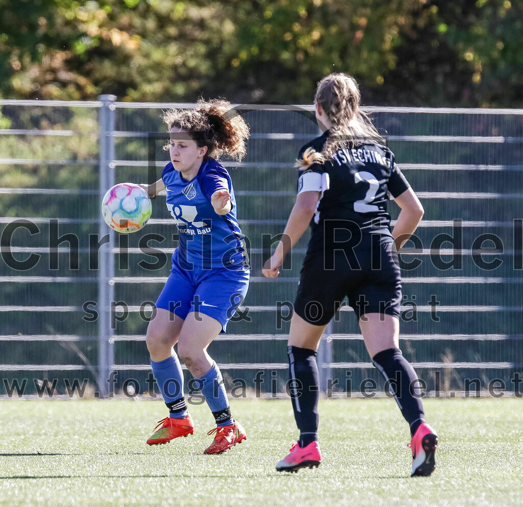 2023-10-21_002_FC_Langengeisling_gegen_TSV_Eching | Erding, Deutschland, 21.10.2023:
Fußball, Bezirksoberliga 2023 / 2024, 8. Spieltag, FC Langengeisling gegen TSV Eching, Endergebnis: 0:0

Monika Bichlmaier (FC Langengeisling, #4), Katrin Schwentner (TSV Eching, #2)

Foto: Christian Riedel / fotografie-riedel.net