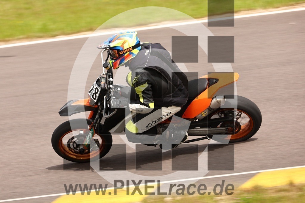 0108-20240629_01813 | Schöne Erinnerungen an spannende Momente - das festzuhalten ist unser Job. PIXELrace.de ist seit 2003 auf den Rennstrecken Europas unterwegs um die Action draußen beim Fahren und die wunderbare Stimmung imm Fahrerlager für euch einzufangen.