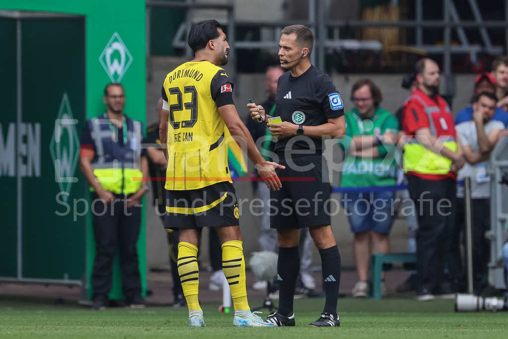 Fussball, Bundesliga, SV Werder Bremen - Borussia Dortmund | v.li.: Emre Can (Borussia Dortmund, BVB, 23) im Gespräch mit Schiedsrichter Robert Hartmann, Kapitän, Mannschaftsführer, Kapitänsregel, Kapitänsregelung, DIE DFL-RICHTLINIEN UNTERSAGEN JEGLICHE NUTZUNG VON FOTOS ALS SEQUENZBILDER UND/ODER VIDEOÄHNLICHE FOTOSTRECKEN. DFL REGULATIONS PROHIBIT ANY USE OF PHOTOGRAPHS AS IMAGE SEQUENCES AND/OR QUASI-VIDEO.