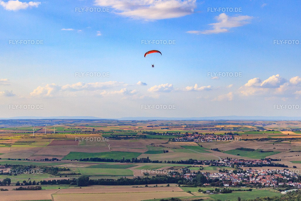 Gleitschirm über Dorf | Luftbild: Gleitschirm über Dorf in Ebertsheim im Bundesland Rheinland-Pfalz in Deutschland. Foto: IMG_20313.jpg vom 22.08.2009 durch Werner Riehm/FLY-FOTO.de - Realisiert mit Pictrs.com