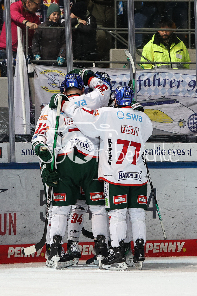 EHC München - Augsburger Panther | Grosser Jubel bei den Panthern nach dem Treffer zum 2-5 durch Mirko SACHER (AEV #12) / Tor / Freude / Torschuetze