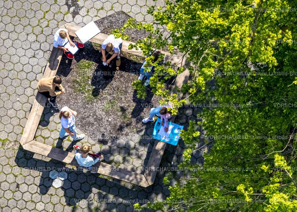 Werl220600748-2 | Luftbild, Jugendliche Schüler auf einer Bank des Ursulinengymnasium Schulhofs bei einer Projektplanung, Werl, Soester Boerde, Nordrhein-Westfalen, Deutschland
