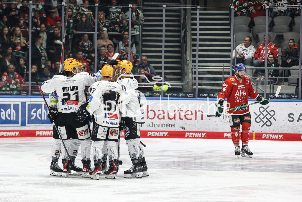 Augsburger Panther - Fischtown Pinguins Bremerhaven | Die Gaeste freuen sich ueber den Treffer zum 1-2 durch Phillip BRUGGISER (BHV #72) / Tor / Jubel / torschuetze