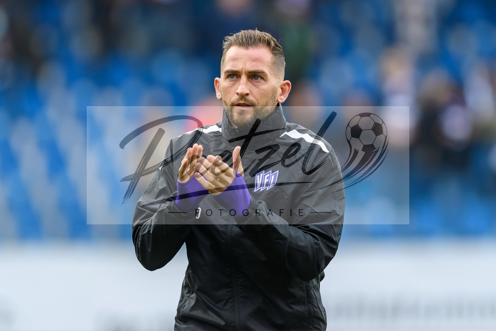 OSNTSV20211106_074 | Fussball, Herren: Marc Heider (VfL Osnabrueck) gestikuliert, Gestik bei dem Spiel der 3. Liga zwischen VfL Osnabrueck und TSV 1860 Muenchen im Stadion an der Bremer Bruecke am 06.11.2021 in Osnanbrueck, Deutschland.DFB / DFL REGULATIONS PROHIBIT ANY USE OF PHOTOGRAPHS AS IMAGE SEQUENCES AND/OR QUASI-VIDEO. - Realisiert mit Pictrs.com