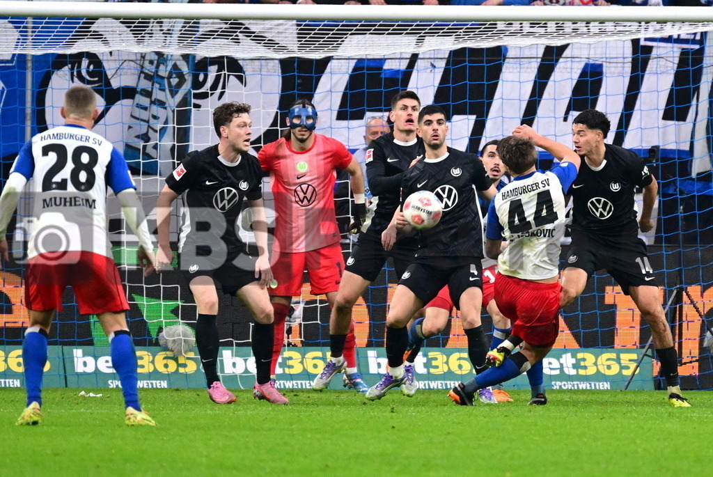 KBS Picture_HSV-Wolfsburg_055 | v.l. Koulierakis Konstantinos (VfL Wolfsburg) , Seelt Jenson (VfL Wolfsburg) , Vuskovic Luka (HSV) wollte einen Elfer haben ,Sportplatz :  Volksparkstadion, - Realisiert mit Pictrs.com