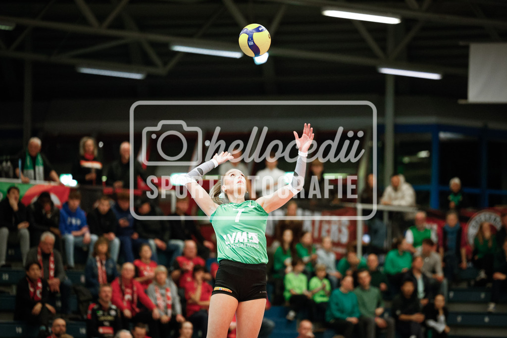 Volleyball I Frauen I Saison 2025-2026 I Bundesliga I Playoff-Viertelfinale 2 I USC Münster - Dresdner SC-42 | Elena Kömmling (7, USC Münster) Springt hoch und macht einen Aufschlag. - Realisiert mit Pictrs.com