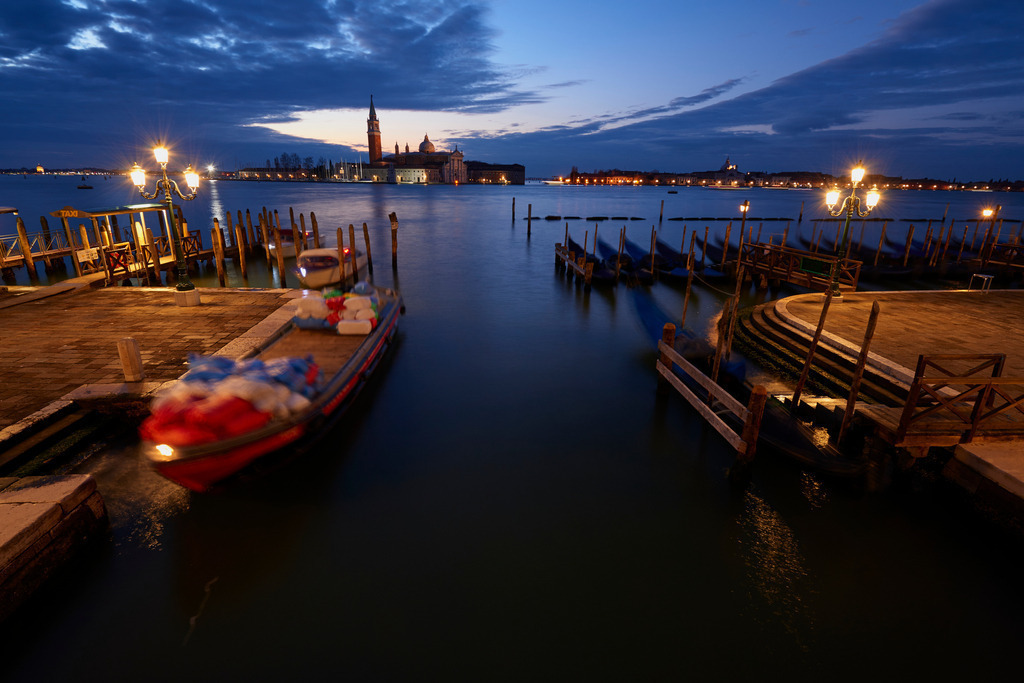 Gondeln und Kirche San Giorgio Maggiore | Venedig, Italien - December 05, 2016: Hafengebiet mit Gondeln und Kirche San Giorgio Maggiore im Morgenlicht. - Realisiert mit Pictrs.com