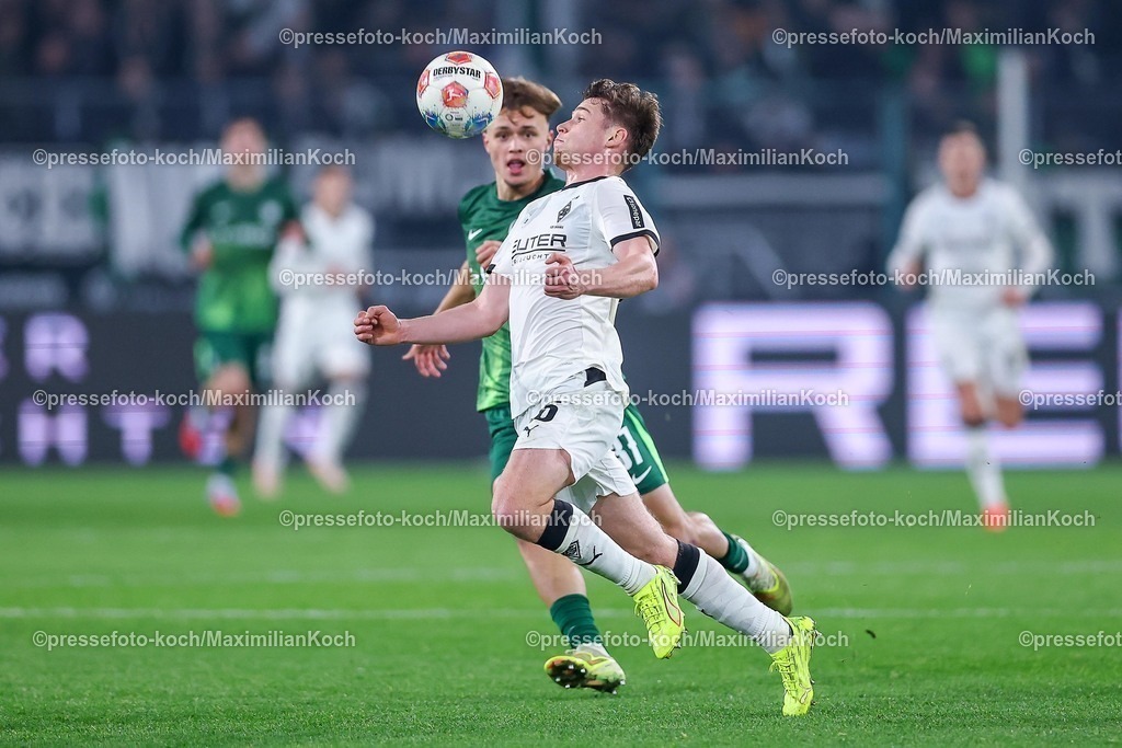 BMG13122502189 | 13.12.2025, Fußball, Borussia Mönchengladbach - VfL Wolfsburg, 1. Fußball Bundesliga, 14.Spieltag, Borussia-Park, Saison 2025 2026: Lukas Ullrich&nbsp;(Borussia Mönchengladbach #26) im Zweikampf gegen Pharell Hensel (VfL Wolfsburg #37) DFB regulations prohibit any use of photographs as image sequences and or quasi-video.