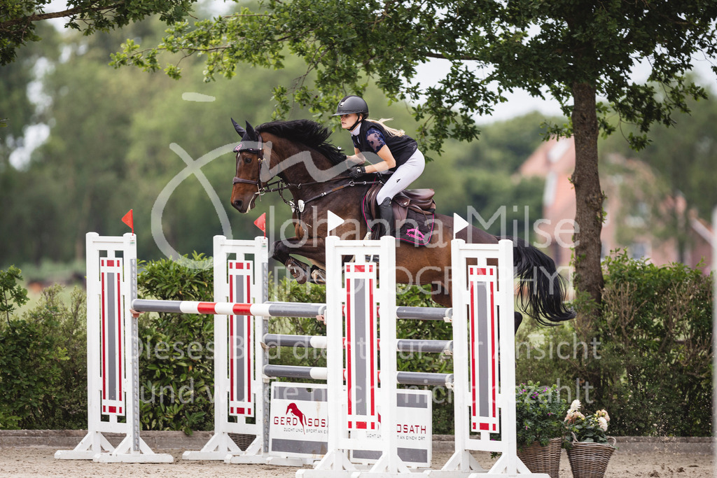 250622_Lemwerder_M2-SprmstAnf-825 | Deine schönsten Turniermomente als professionelle Fotos! Entdecke hochwertige Pferdesport-Fotografie im Online-Shop. Jetzt Fotos finden & bestellen!