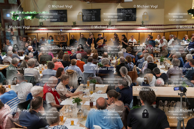 TAM25_K.12__Michael-Vogl_046_6605 | Tage Alter Musik Regensburg K.12 Nachtkonzert Brauhaus am Schloss Cappella Pratensis (Niederlande) Tim Braithwaite, Superius, Leitung Peter de Laurentiis, Tenor, Co-Leitung Sollazzo Ensemble (Frankreich) The Feast of the Swan Das Schwanenfest der Mariengilde von ’s-Hertogenbosch Anna Danilevskaia Vihuela de Arco, Leitung Foto: Michael Vogl