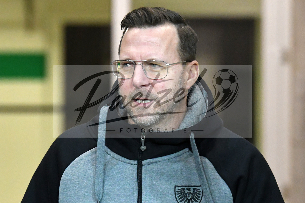 20200214_SCPFWK_0017 | Fussball, Herren: Trainer Sascha Hildmann (SC Preussen Muenster) schaut waehrend des Spiels der 3. Liga zwischen SC Preussen Muenster und FC Wuerzburger Kickers im Preussenstadion am 14.02.2020 in Muenster, Deutschland.DFB / DFL REGULATIONS PROHIBIT ANY USE OF PHOTOGRAPHS AS IMAGE SEQUENCES AND/OR QUASI-VIDEO. - Realisiert mit Pictrs.com
