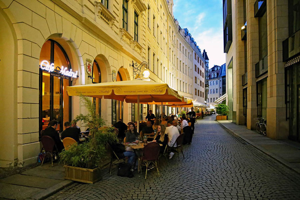 Drallewatsch Kneipenmeile - Klostergasse | Entdecke über 20 Kategorien Leipzig-Motive: Foto-Downloads, hochwertige Poster, Leinwand- & Fine-Art-Prints. Jetzt Lieblingsfoto im Bildlexikon Leipzig Shop bestellen!