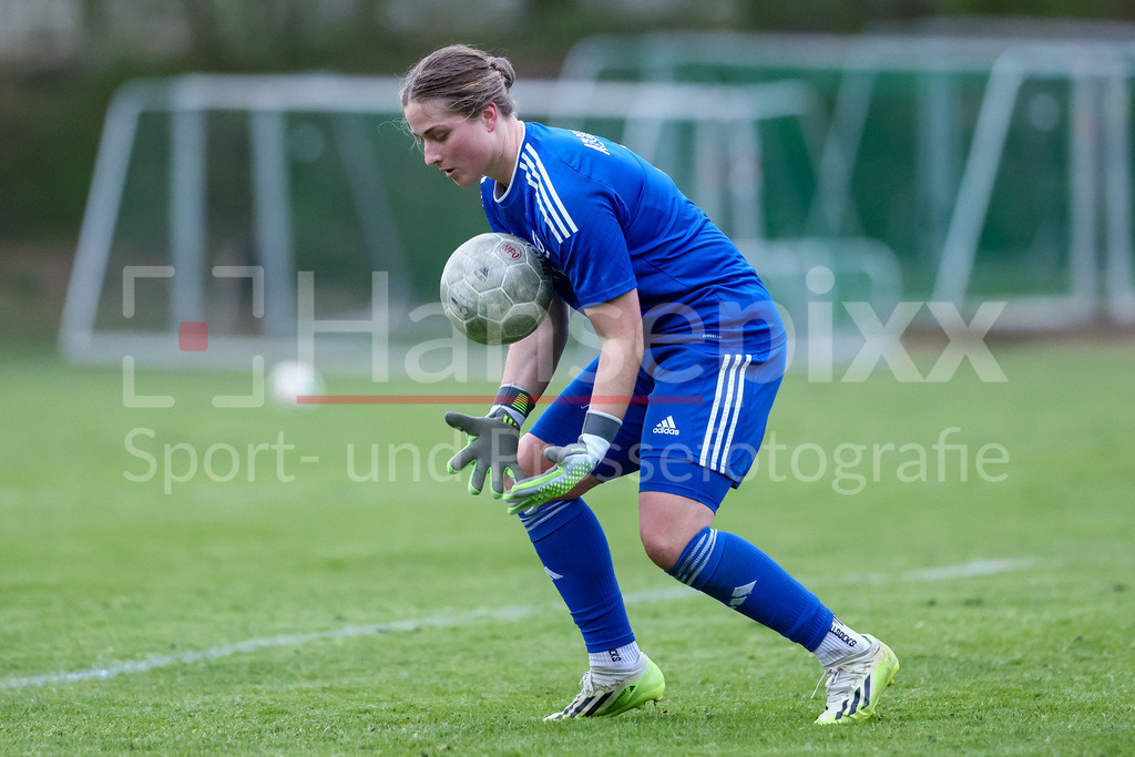 Fussball, Testspiel Frauen, ATS Buntentor - SV Werder Bremen | v.li.: Joelin Gnaß (Torhüterin, Torwart, ATS Buntentor, 1) am Ball, Freisteller, Einzelbild, Ganzkörper, Aktion, Action, Spielszene