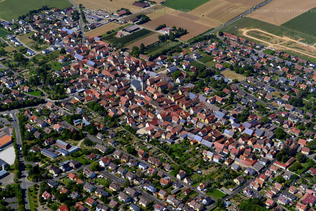 3650265 | BERGTHEIM 31.08.2016 Ortsansicht am Rande von landwirtschaftlichen Feldern und Nutzflächen  in Bergtheim im Bundesland Bayern, Deutschland // Village view on the edge of agricultural fields and land  in Bergtheim in the state Bavaria, Germany Foto: Gerhard Launer