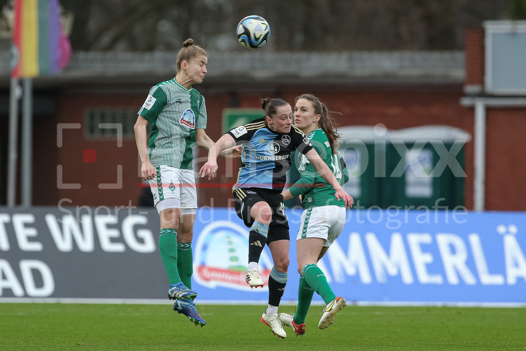 Fussball, Google Pixel Frauen-Bundesliga, SV Werder Bremen - 1. FC Nürnberg | v.li.: Michelle Ulbrich (SV Werder Bremen, 5), Vanessa Haim (1. FC Nürnberg, 19) und Michaela Brandenburg (SV Werder Bremen, 14) im Zweikampf, Duell, Dynamik, Aktion, Action, Spielszene, DIE DFB-RICHTLINIEN UNTERSAGEN JEGLICHE NUTZUNG VON FOTOS ALS SEQUENZBILDER UND/ODER VIDEOÄHNLICHE FOTOSTRECKEN. DFB REGULATIONS PROHIBIT ANY USE OF PHOTOGRAPHS AS IMAGE SEQUENCES AND/OR QUASI-VIDEO.