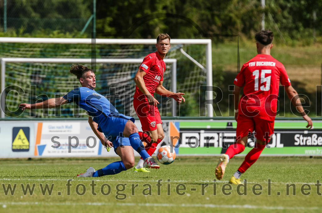 2023-07-08_046_FC_Langengeisling_gegen_TSV_Buchbach | Erding, Deutschland, 08.07.2023:
Fußball, Bezirksliga Oberbayern Ost 2023 / 2024, Testspiel, FC Langengeisling gegen TSV Buchbach, Endergebnis: 0:6

Maximilian Birnbeck (FC Langengeisling, #27), Maximilian Manghofer (TSV Buchbach, #4)

Foto: Christian Riedel / fotografie-riedel.net