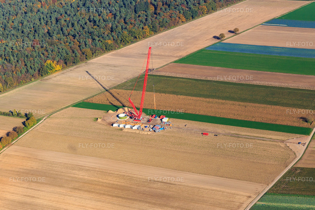 Luftbild: Baustelle am Windradfundamit mit Krahn im Windpark Hatzenbühl in Hatzenbühl im Bundesland Rheinland-Pfalz in Deutschland. Foto: IMG_095346.jpg vom 30.10.2016 durch Werner Riehm/FLY-FOTO.de