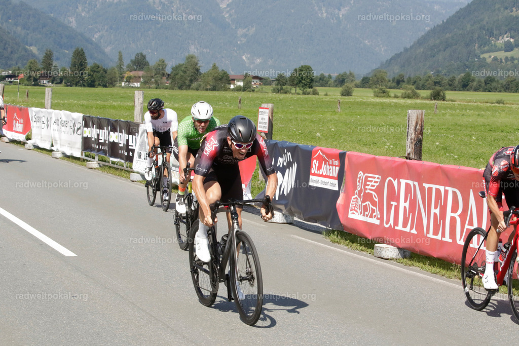 1157_20230817_Bewerb_Maenner_Muehlanger | AUT - OESTERREICH, 2023-08-16: SPORT RENNRAD-FAHREN - 55. INTERNATIONALER RADWELTPOKAL IN ST. JOHANN IN TIROL  - Vintage-Radrennen mit WM-Bronze-Medaillen-Siegerin Christina Schweinberger, den Teilnehmer und Alexander Baumann (vom Orginastions-Team) - TAG 2 BEWERB MAENNER IN SECHS GRUPPEN  ; Foto: Roland Muehlanger