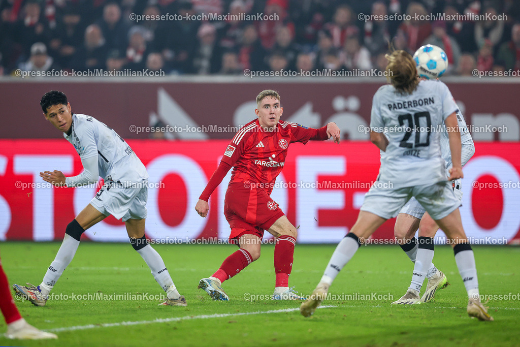Due09112401065 | 09.11.2024, Fußball, Fortuna Düsseldorf - SC Paderborn 07, 2. Bundesliga, Merkur Spiel-Arena, Saison 2024 2025: Tim Rossmann (Fortuna Düsseldorf #21) gegen Felix Götze (Paderborn #20)DFB regulations prohibit any use of photographs as image sequences and or quasi-video.