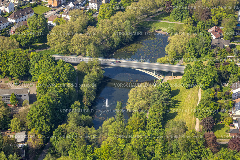Hagen240503950 | Luftbild, Park und Ischelandteich mit Wasserfontäne, Brücke Alexanderstraße, Altenhagen, Hagen, Ruhrgebiet, Nordrhein-Westfalen, Deutschland