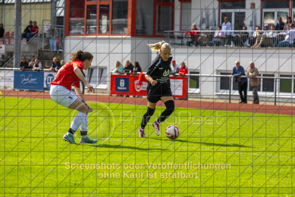 20250928_131252_0173 | #,1.FC Donzdorf (schwarz) vs. TV Derendingen (rot), Fussball, Frauen-Verbandsliga Württemberg, 03. Spieltag, Saison 2025/2026, Rasenplatz Lautertal Stadion, Süßener Straße 16, 73072 Donzdorf, 28.09.2025 - 13:00 Uhr,Foto: PhotoPeet-Sportfotografie/Peter Harich