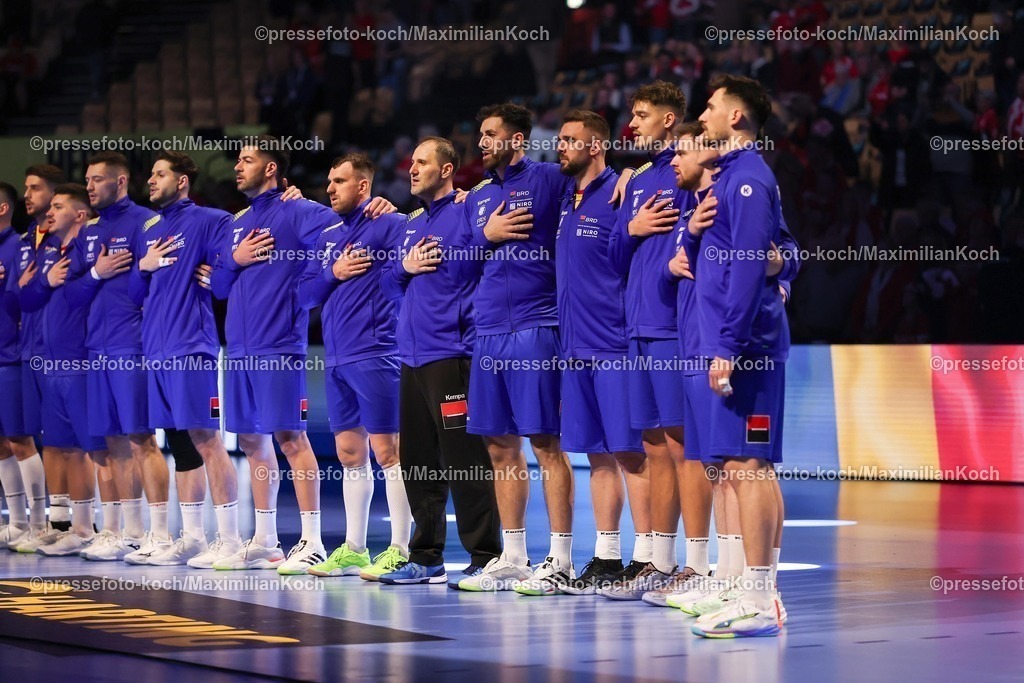 EHF16012601038 | 16.01.2026, Handball, Men's EHF EURO 2026, Portugal - Rumänien, Jyske Bank Boxen in Herning, Dänemark, Preliminary Round: Die Rumänische Nationalmannschaft steht bei der Nationalhymne zusammen 