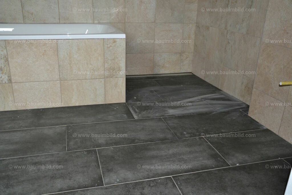 bib-lg21-fliesenlegerarbeiten-0079 | Nach LV-Leistungsgruppen sortierte Detailfotos über den Bau eines Hauses. Alle Hausbau-Bilder direkt vom Urheber und Autor der Website Haus-Selber-Bauen.com
