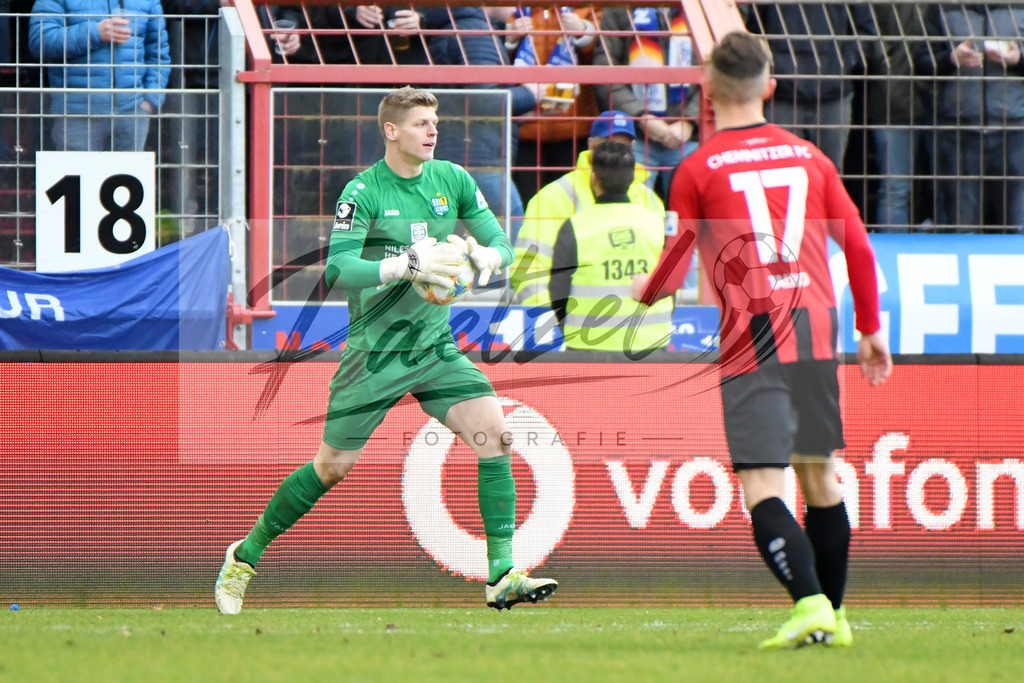 20200201_MEPCHE_0087 | Fußball, Herren: Torhueter Jakub Jakubov (Chemnitzer FC) schaut waehrend des Spiels der 3. Liga zwischen SV Meppen und Chemnitzer FC in der Haensch-Arena am 01.02.2020 in Meppen, Deutschland. DFB / DFL REGULATIONS PROHIBIT ANY USE OF PHOTOGRAPHS AS IMAGE SEQUENCES AND/OR QUASI-VIDEO. - Realisiert mit Pictrs.com