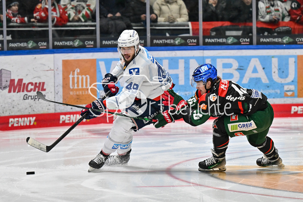 Augsburger Panther - Adler Mannheim | im Duell Lukas KAELBLE (Adler Mannheim 49) und Moritz ELIAS (Augsburger Panther #46) / Zweikampf / DEL: Augsburger Panther - Adler Mannheim, Curt Frenzel Stadion am 26.12.2024