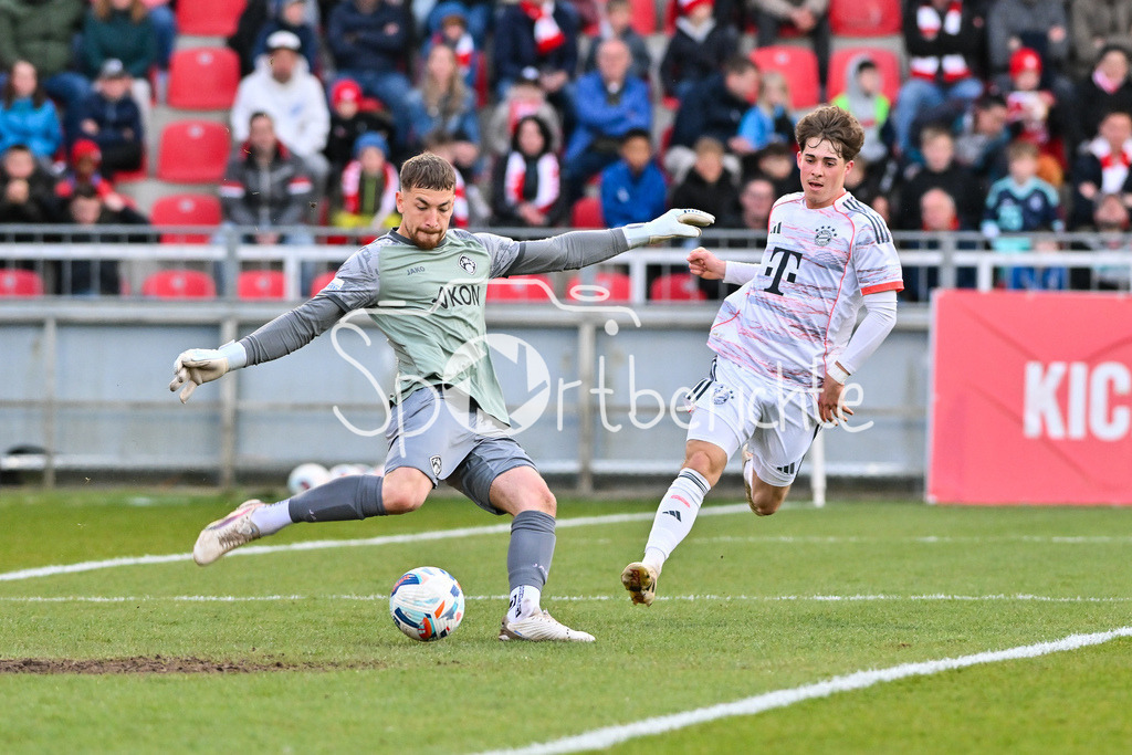 FC Würzburger Kickers - FC Bayern Amateure | WÜRZBURG, DEUTSCHLAND - 10. APRIL: im Duell Nick GUTTENBERGER (Würzburger Kickers 12) und Maximilian SCHUHBAUER (FC Bayern München II 15) während dem Match zwischen dem FC Würzburger Kickers und den Amateuren des FC Bayern München am 28. Spieltag der Regionalliga Bayern in der AKON Arena