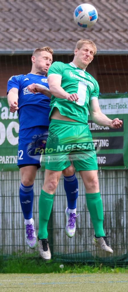 Bünder SV - SV Enger-Westerenger, | Auf dem Bild zu sehen: grün Bünder SV: Volkmar Vöge ; blau SV Enger-Westerenger: Christian SarwatkaBünder SV, SV Enger-Westerenger, Saison 25/26, Kreisliga A, Bünde, Deutschland - Realisiert mit Pictrs.com