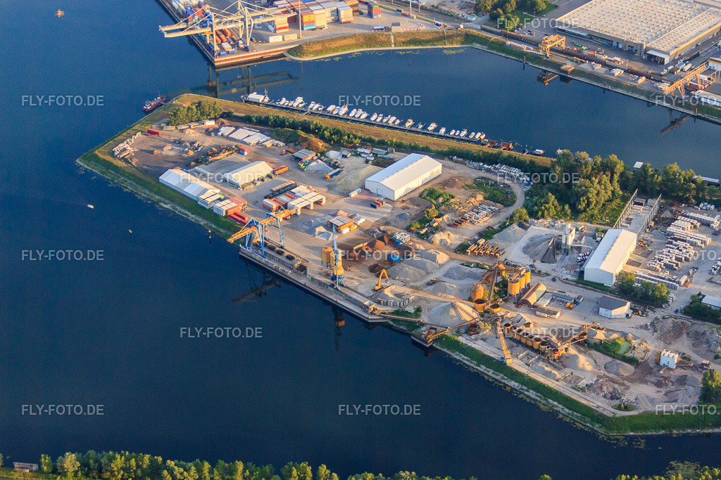 Dyckerhoff Beton GmbH & Co. KG im Hafen Germersheim https://www.dyckerhoff.com/liefergebiete/rhein-main-taunus | Luftbild: Dyckerhoff Beton GmbH & Co. KG im Hafen Germersheim https://www.dyckerhoff.com/liefergebiete/rhein-main-taunus in Germersheim im Bundesland Rheinland-Pfalz in Deutschland. Foto: IMG_51593.jpg vom 08.08.2012 durch Werner Riehm/FLY-FOTO.de - Realisiert mit Pictrs.com