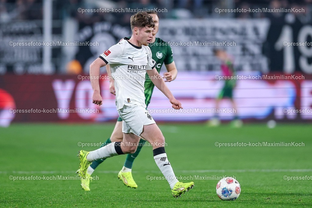 BMG13122502163 | 13.12.2025, Fußball, Borussia Mönchengladbach - VfL Wolfsburg, 1. Fußball Bundesliga, 14.Spieltag, Borussia-Park, Saison 2025 2026: Lukas Ullrich&nbsp;(Borussia Mönchengladbach #26) im Zweikampf gegen  Yannick Gerhardt&nbsp;(VfL Wolfsburg #31)  DFB regulations prohibit any use of photographs as image sequences and or quasi-video.