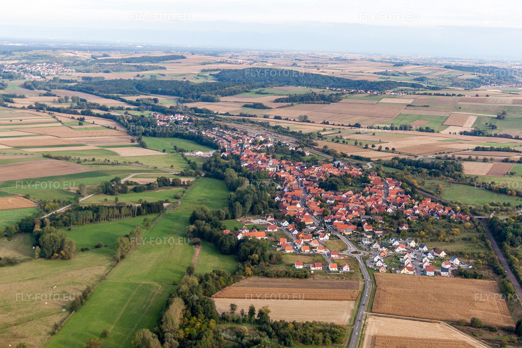 Vue aérienne: Champs agricoles et terres arables à Menchhoffen dans le département Bas Rhin, France. Photo: IMG_53613.jpg prise le 30/09/2012 par Werner Riehm/FLY-FOTO.eu – Résolution de l'original: 4752 x 3168 px
