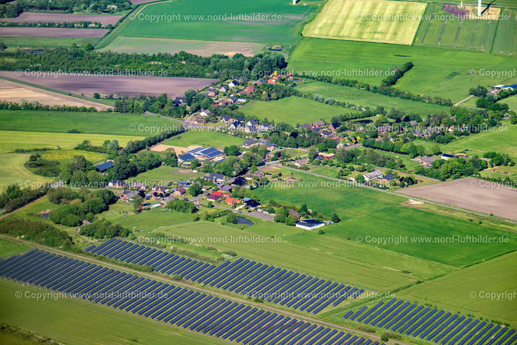 Bosbüll_ELS_8472300523 | BOSBüLL 30.05.2023 Landwirtschaftliche Nutzflächen und Feldgrenzen umsäumen das Siedlungsgebiet des Dorfes an der Hauptstraße in Bosbüll im Bundesland Schleswig-Holstein, Deutschland. // Agricultural land and field boundaries surround the settlement area of the village on street Hauptstrasse in Bosbuell in the state Schleswig-Holstein, Germany. Foto: Martin Elsen
