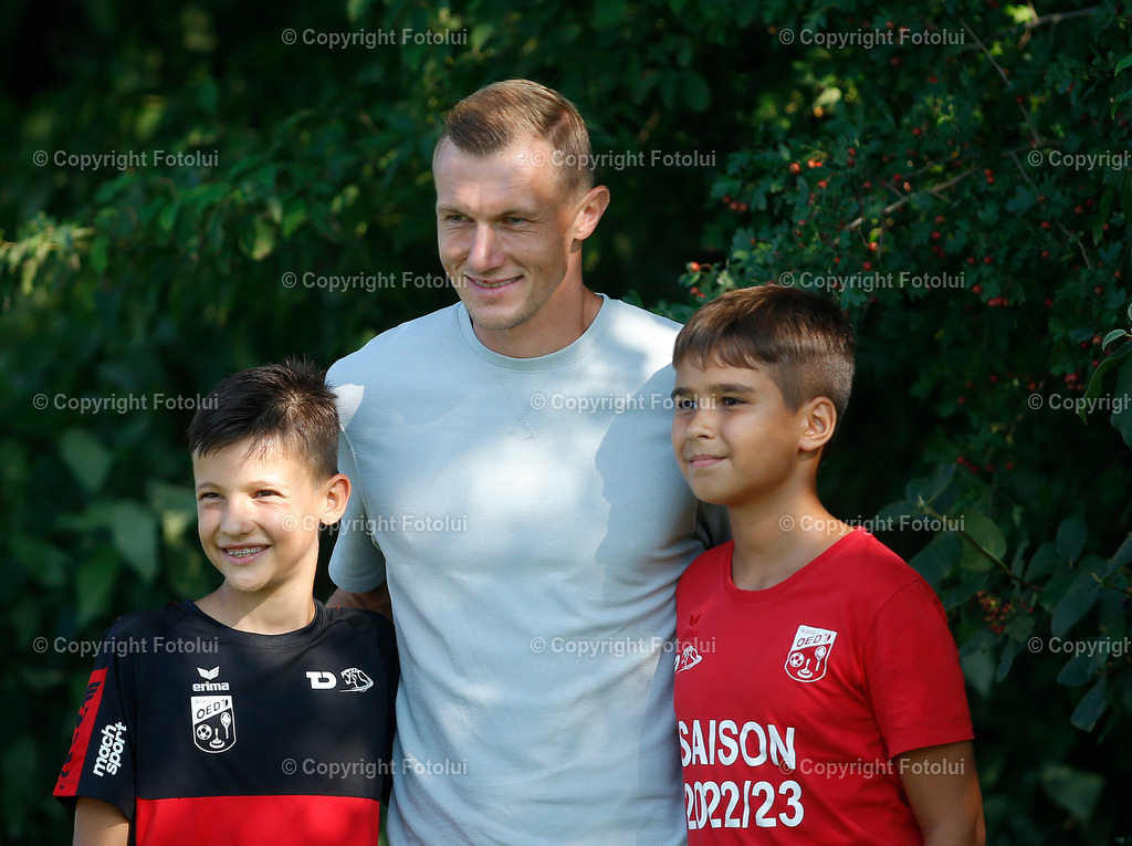 A_LUI_2608023_35 | SPORT,FUSSBALL,LT1 OOELIGA ASKOE OEDT-SPG FRIEDBURG/POENDORF 26.08.2023 IM BID: THOMAS GOIGINGER (LASK) WAR BEI DEN AUTOGRAMMJAEGERN SEHR BEGEHRT FOTO:FOTOLUI