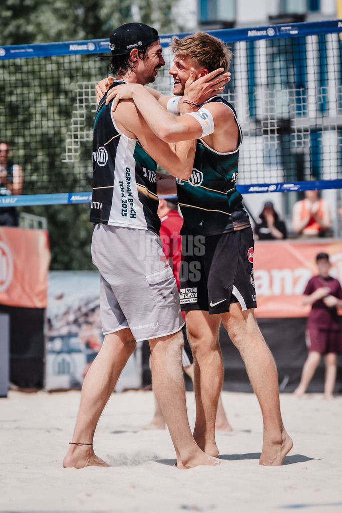 Beachvolleyball | Männer | Allianz German Beach Tour 2025 | Tourstop Bremen | 14.06.2025 | v.l. Jannik Kühlborn und Luis Kubo jubeln nach dem Sieg