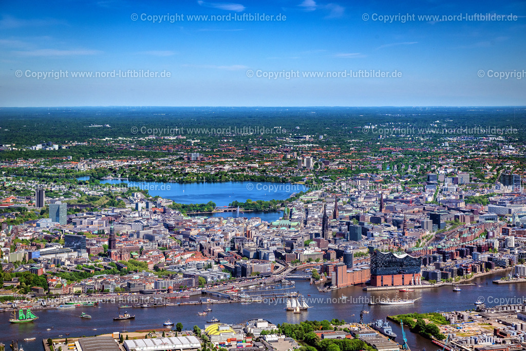 Hamburg_Hafengeburtstag_Elbphilharmonie_ELS_7054090525 | HAMBURG 09.05.2025 Auslaufparade Hamburger Hafengeburtstag in Hamburg, Deutschland. // Parade Harbor Birthday in Hamburg Germany. Foto: Martin Elsen